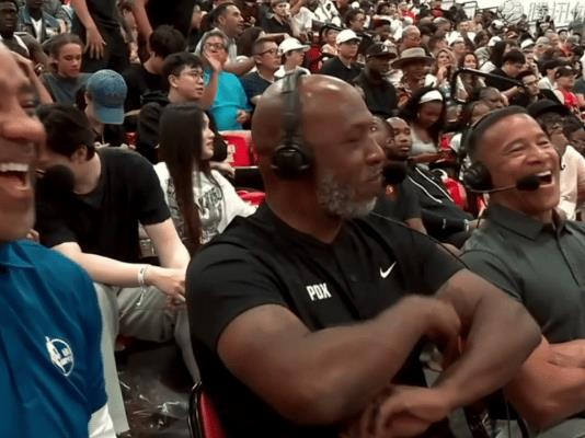 一记劈扣一记三分把比卢普斯看的合不拢嘴，还和旁边的解说击起了掌。在和鹈鹕开赛之