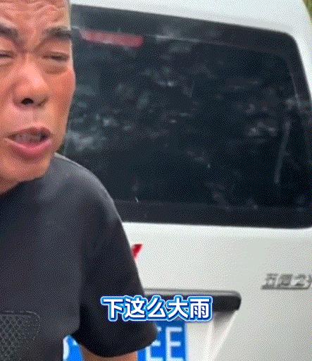 笑不活，10月9日报道内蒙古，一爸爸出门溜娃时突遇下雨天，于是爸爸便把闺女顶在头