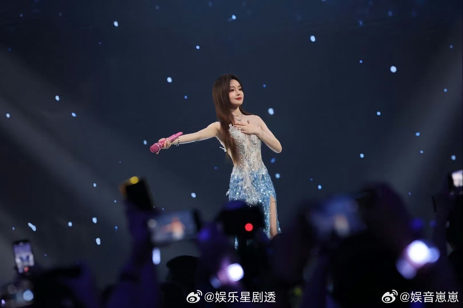 黄霄雲蓝色抹胸长裙蓝裙与《星辰大海》是天作之合，抹胸露背设计藏着温柔锋芒，舞台上