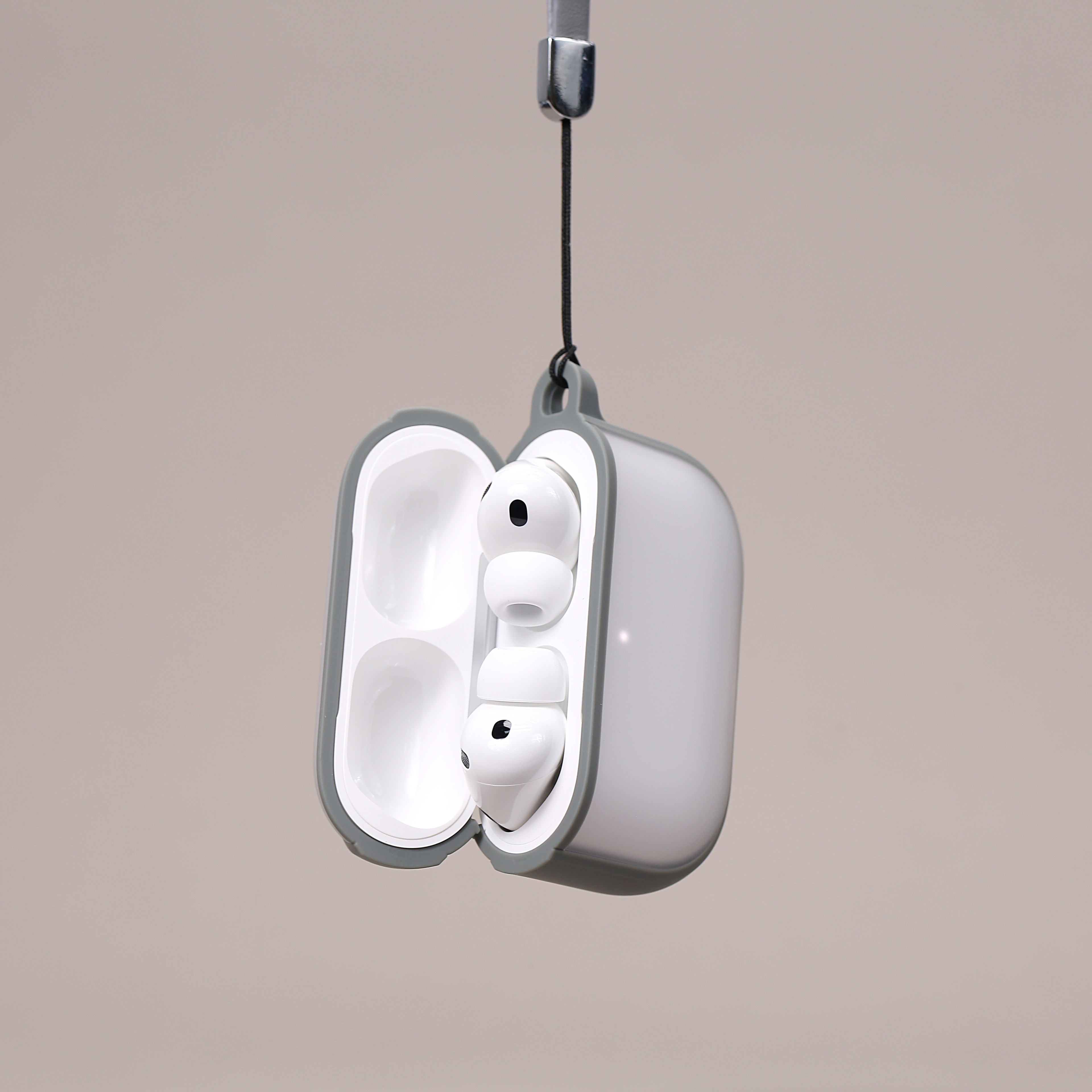 三台AirPods合影[大笑]都是佩戴强力防护的撞色壳，nice。这款和手机