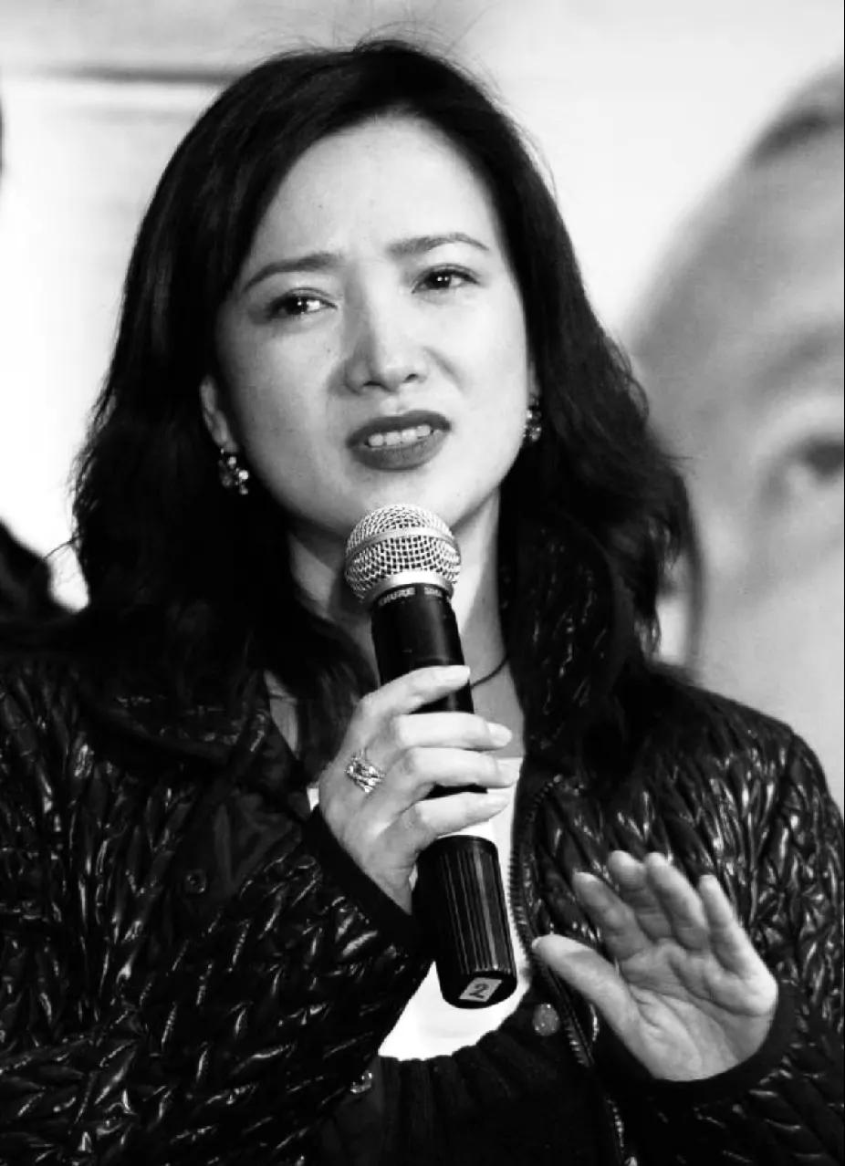 我给奶奶看了何晴的照片，奶奶沉默了很久，突然说一句话，她说这个女人是不是感情