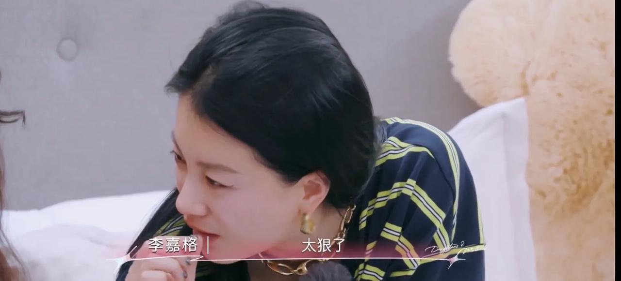 李嘉格又做错事了，她爸爸看不下去了，就发话了，大声喊话，让李嘉格妈妈去管