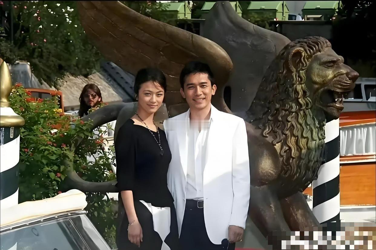 我敢打赌，刘嘉玲看到这照片，估计也会吃醋吧？那个时候大家都很年轻