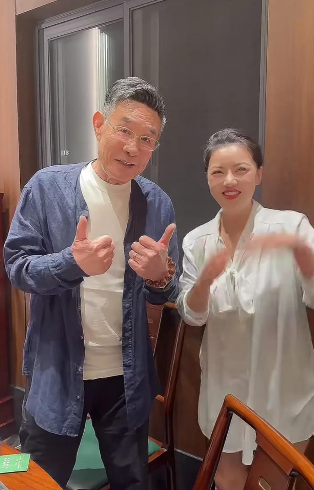 老戏骨杜志国与朋友聚餐，71岁的他两鬓斑白，身材清瘦，戴着眼镜，脸上皱纹清晰可见