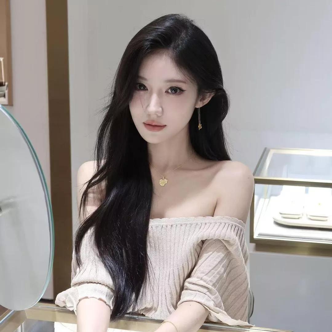 优雅黑发女神，轻奢时尚穿搭气质范女神穿搭气质感女神穿搭黑发辣妹轻熟风美女穿