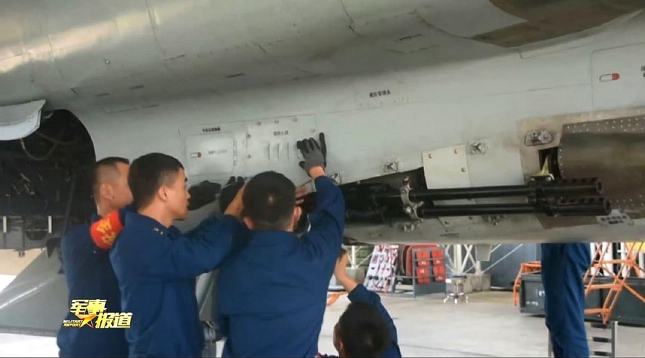 歼轰七的双管23毫米机炮，这门火炮是在毛子GSh-23L双管航炮的基础上测绘仿