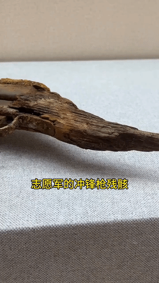 这是中国人民志愿军战士曾经用过的一支苏制“波沙沙”冲锋枪。它的主人最后不幸牺牲