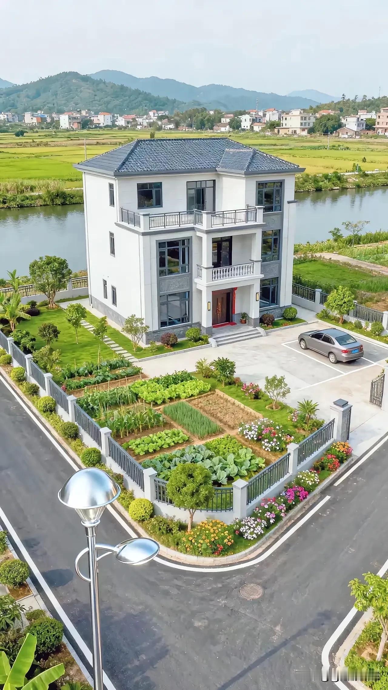 老公说在农村建一套这样的房子，至少要20万，但是我觉得在农村建一套这样的房子，应