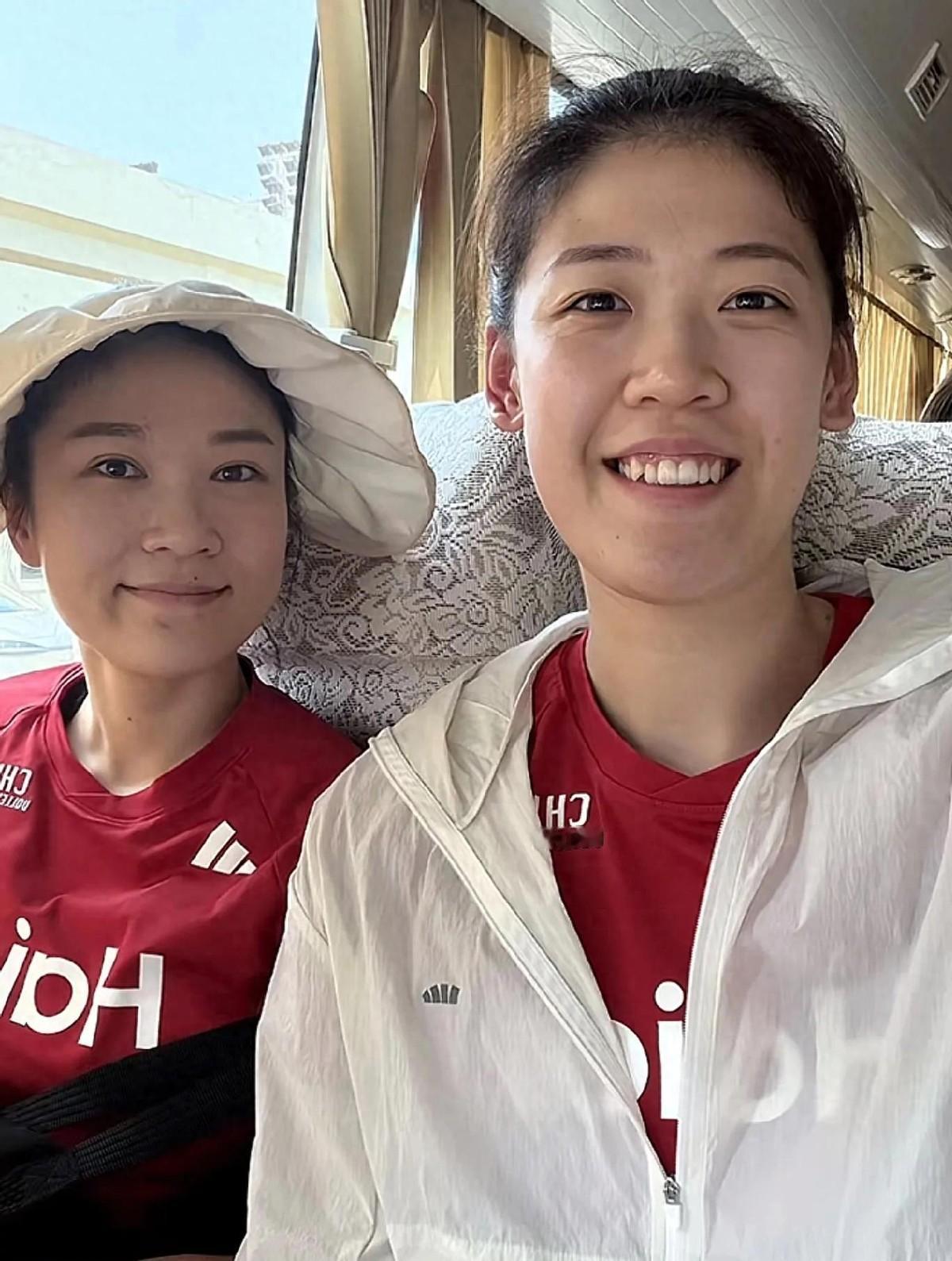 中国女排那个李盈莹，发了一条微博：大巴自拍打卡，训练加载中，定位北京。就这么几