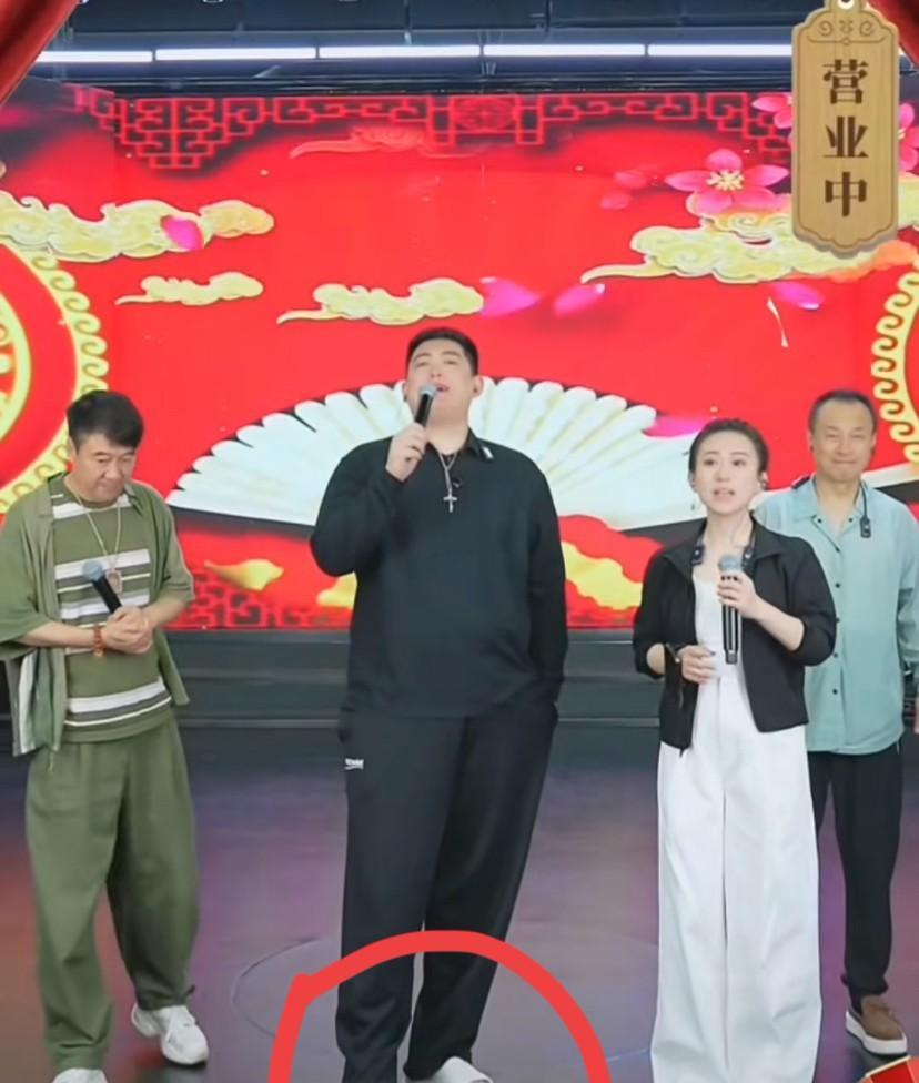 有钱人就是不一样！赵本山儿子牛牛演出穿着拖鞋就出来了，自己家的大舞台就是不一样～
