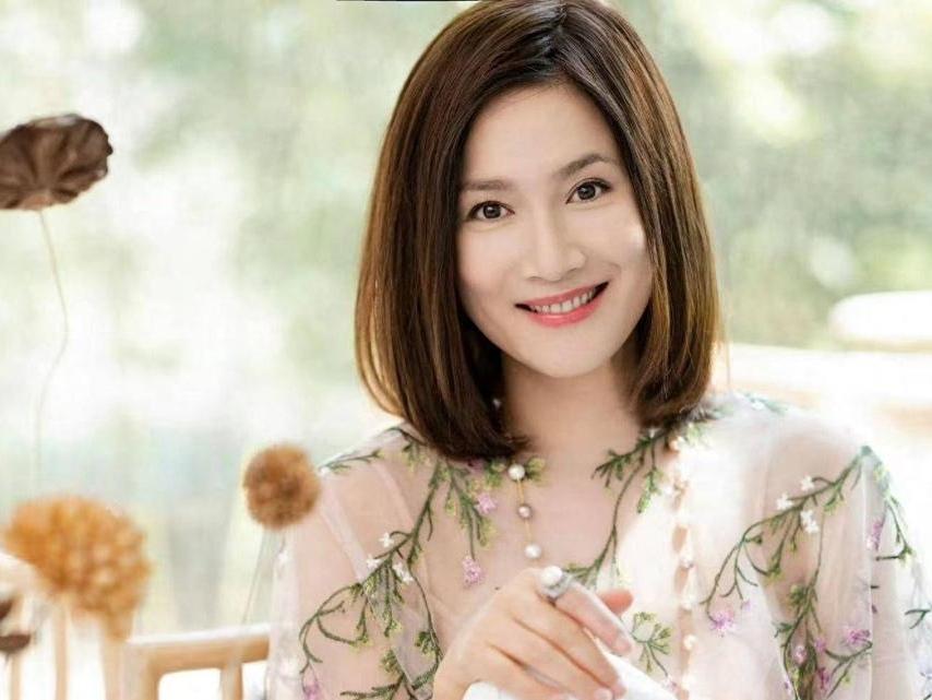 侯勇大秀恩爱，前妻潘雨辰独自美丽近日，58岁的侯勇携娇妻和儿子亮相红毯，幸福