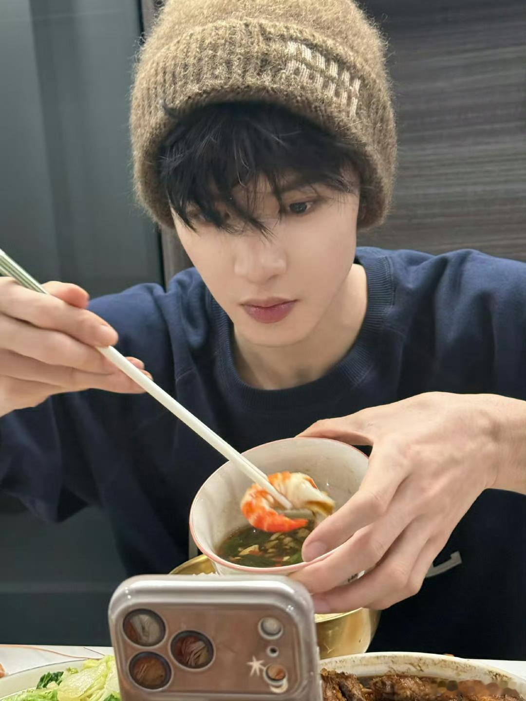 谁能像陈哲远爱大米饭那样爱我哈哈哈哈哈这个陈哲远吃大米饭吃出残影了都[偷