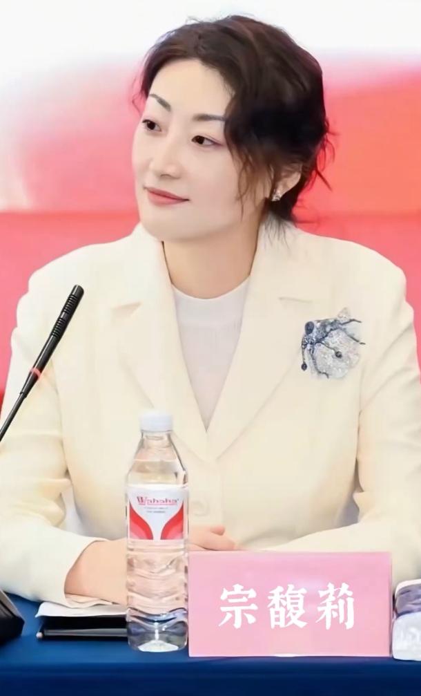 定了！宗馥莉正式卸任娃哈哈集团，法人代表、董事长、总经理职务。完全继承宗老留