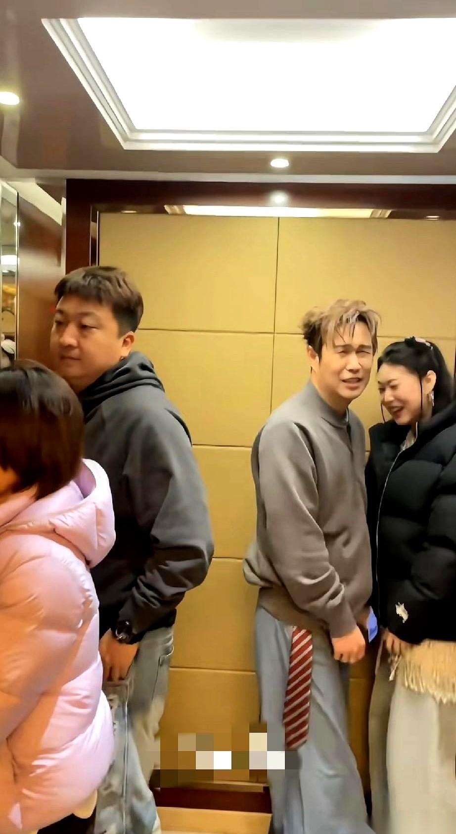 1米74？别逗了。跟她爹小沈阳站一块儿，差了小半个头吧。要知道，她爹官方身高可