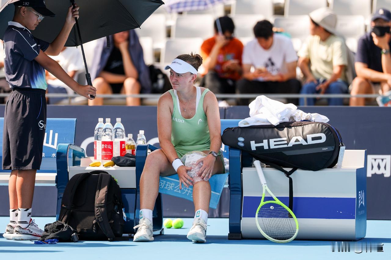 真不知道该怎么评……刚刚结束的一场利摩日125赛女单首轮比赛，3号种子克雷吉茨