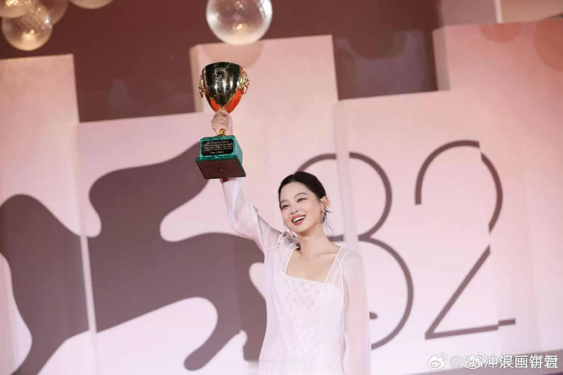 辛芷蕾人民画报正刊封面从北国小城到水都领奖台，辛芷蕾的旅程印证了坚持的力量。登