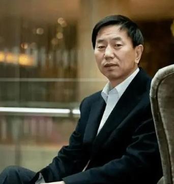 2000年，山西灵石县县长耿彦波，因工作调任要离开灵石，当地老百姓得知，欢呼雀跃