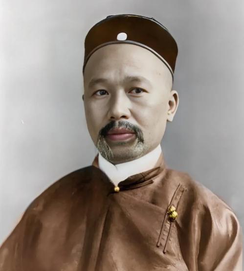 1927年，奄奄一息的康有为在临终前，单独叫来年仅22岁的六姨太，康有为拉着六姨