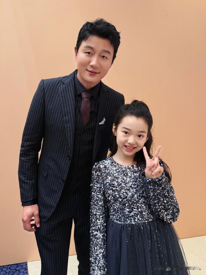 12月7日，高云翔女儿小酒窝更新动态，并配文说道：“是谁这么幸福啊，和这么多漂亮