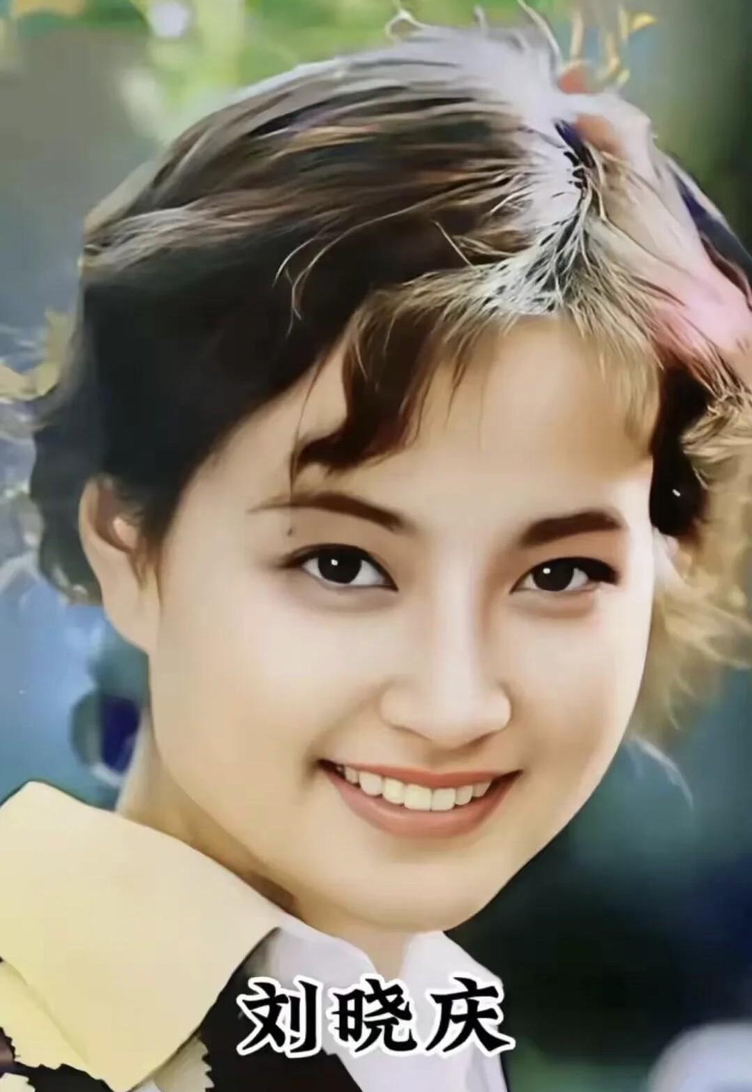 都是八十年代红极一时的女演员，颜值上姜黎黎高一些，论演技的话，刘晓庆可以甩姜黎黎