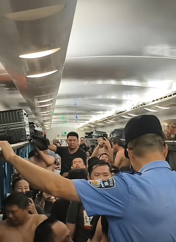 高铁破窗事件你认真思考一下，为何一车人只有一个敢于破窗的人，只有他打破了这种局面