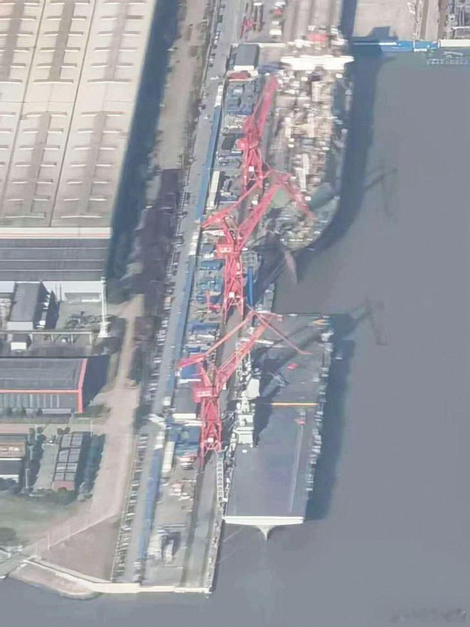 076终于有新图了可以很清晰看到,配重小红车在弹射轨道起点076拥有福建舰同款弹