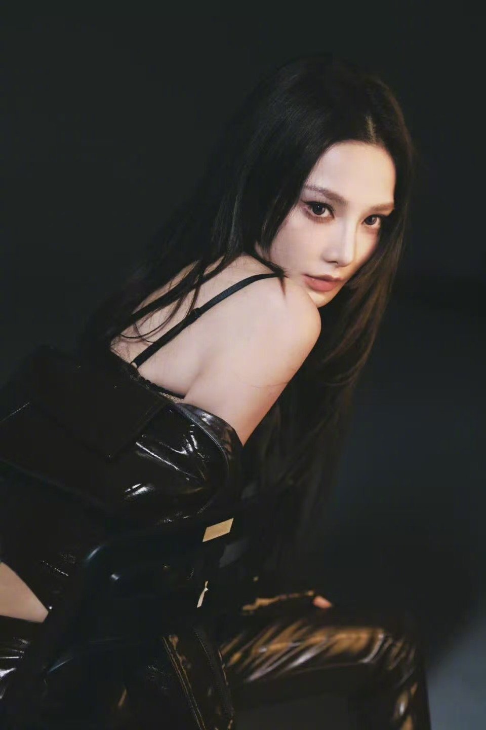 彭小苒最新平面拍摄好惊艳啊！新风格美貌杀疯了，精准拿捏剧宣期网友热议点，招聘真的