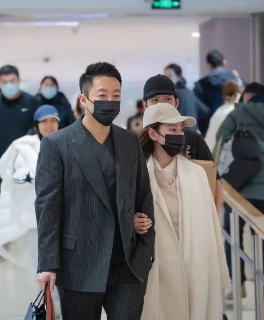 汪小菲最精明的计算，藏在“感恩”里。他最近在直播间哽咽，说特别感恩母亲。可转