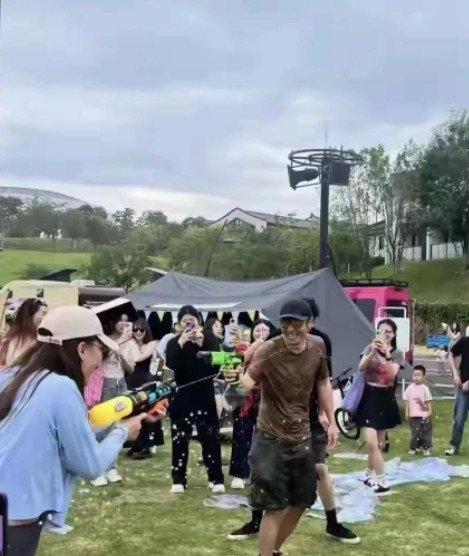 5月31日，撒贝宁带着老婆孩子现身杭州千岛湖游玩，还参加当地的“贪玩节”活动，