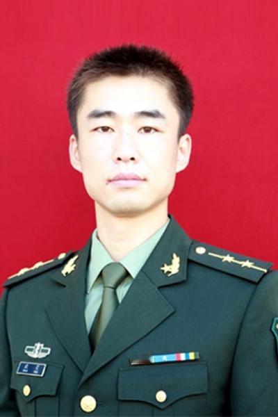🌞2012年山东一名军人请假回家后迟迟未归队，上级领导打电话询问时，接电话