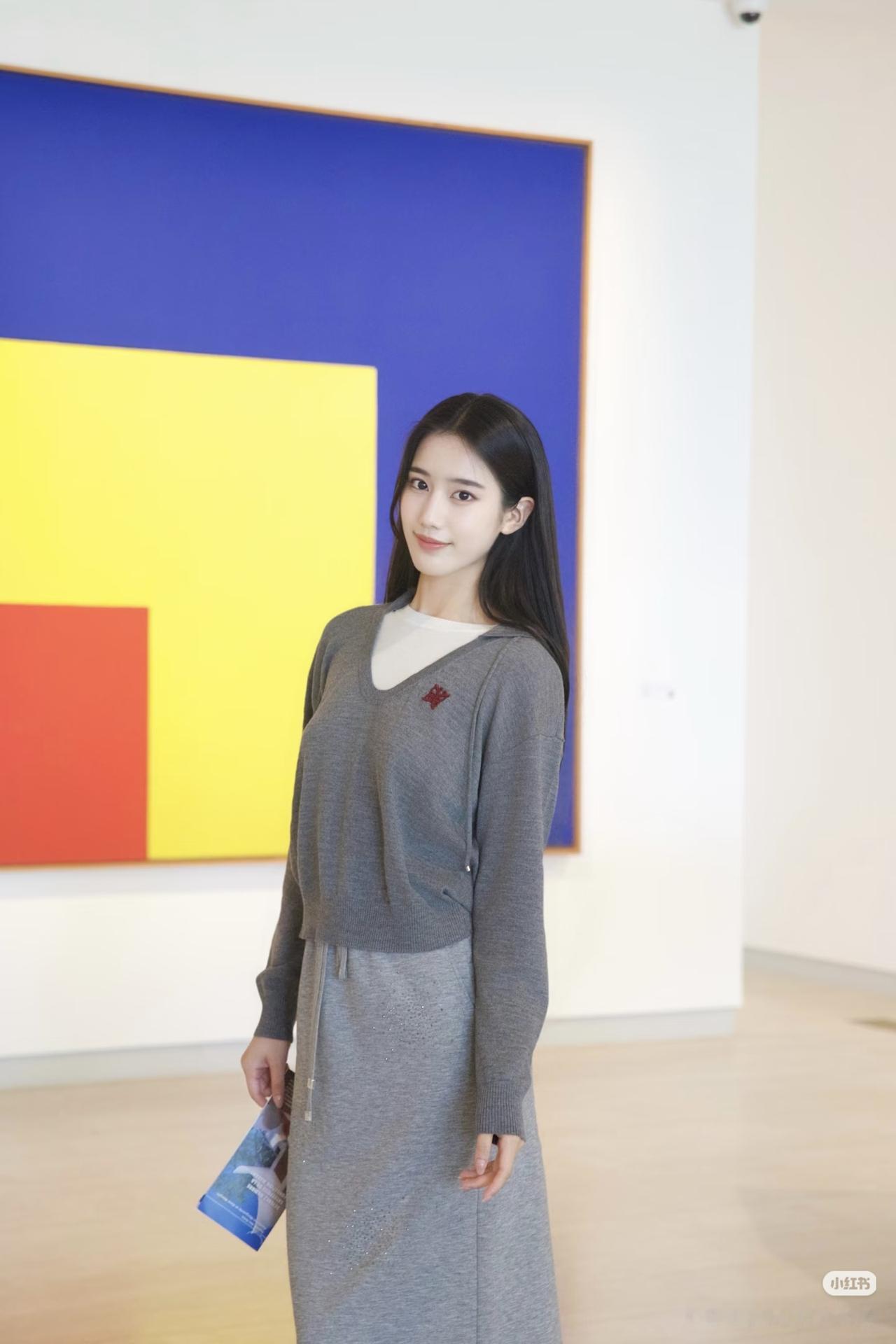 画中人影，画外情深。