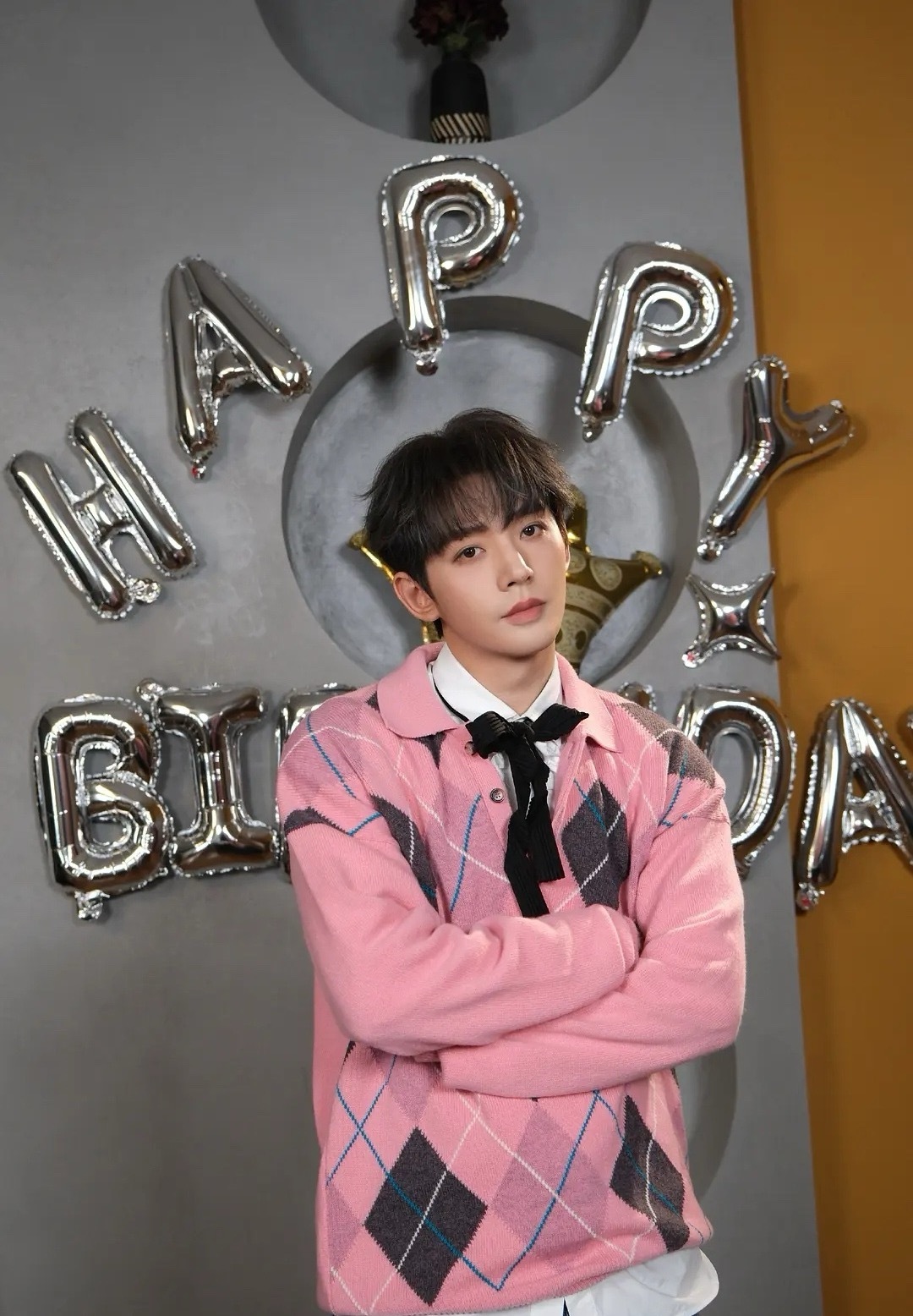 邓为今天过生日晒图，奶狗vs狼狗！