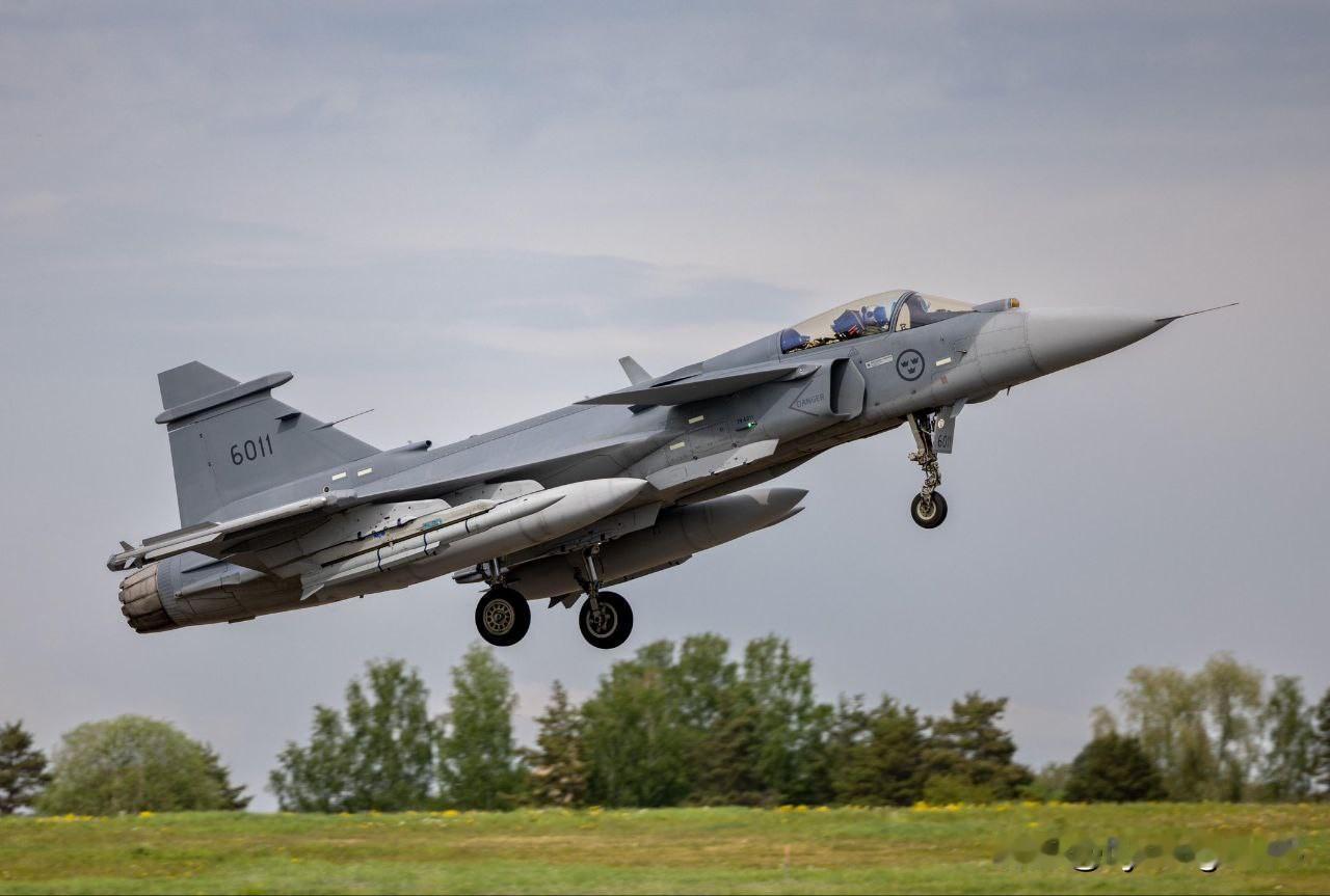 ✈️🇸🇪瑞典接收首架JAS39鹰狮E战斗机10月20日