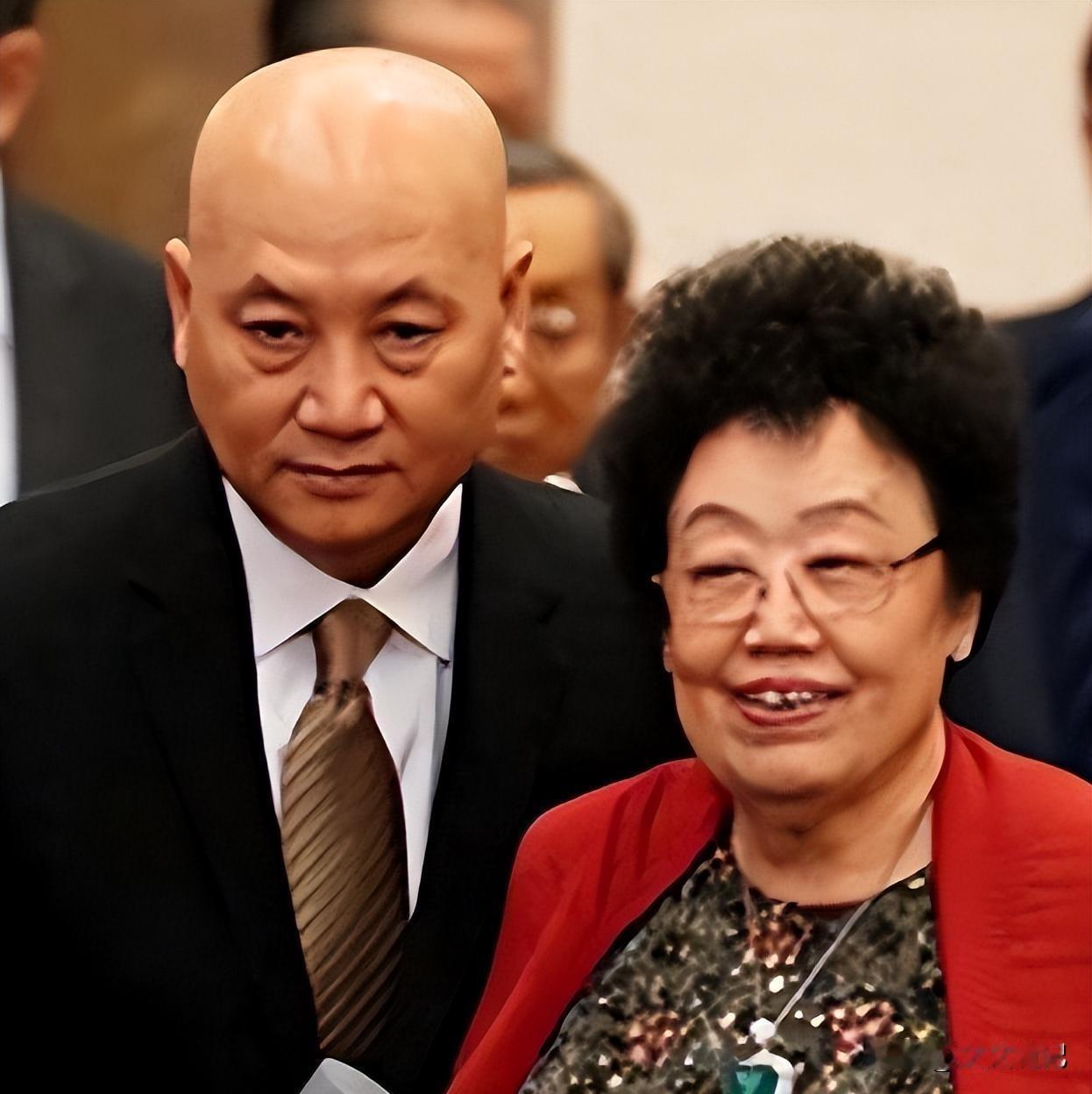 陈丽华离世3天，迟重瑞真面目被扒：他和翁帆，从来不是豪门配角陈丽华去世仅3