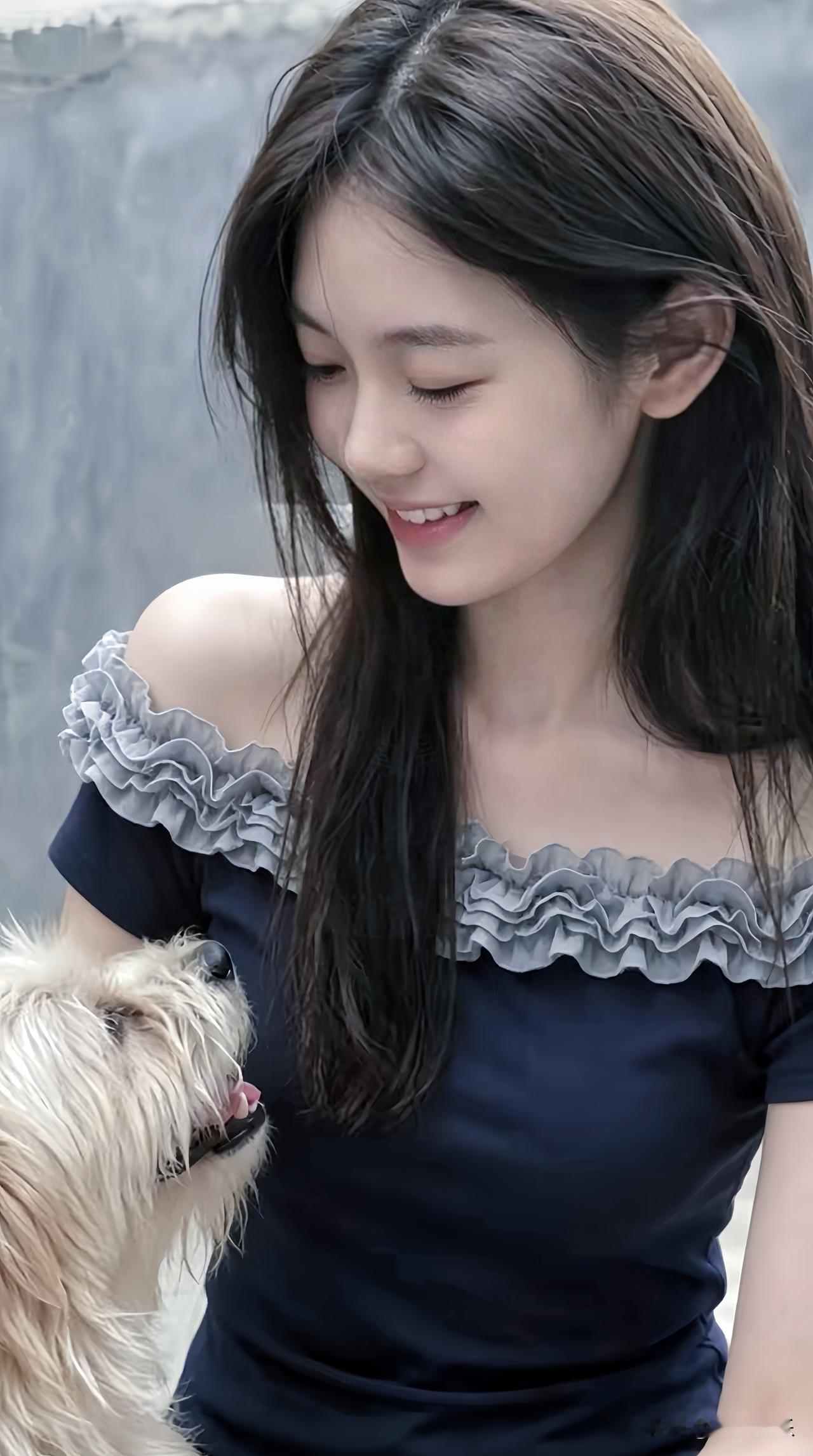 粘人小狗上线！围着我蹭来蹭去，整条老巷都是我俩的小浪漫。美女的美丽瞬间分享少女风