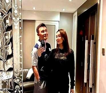 屏幕里高婕刚摔门，56岁的郭可盈却把脸死死贴在林文龙肩上。　　桌上摆着写有Lo
