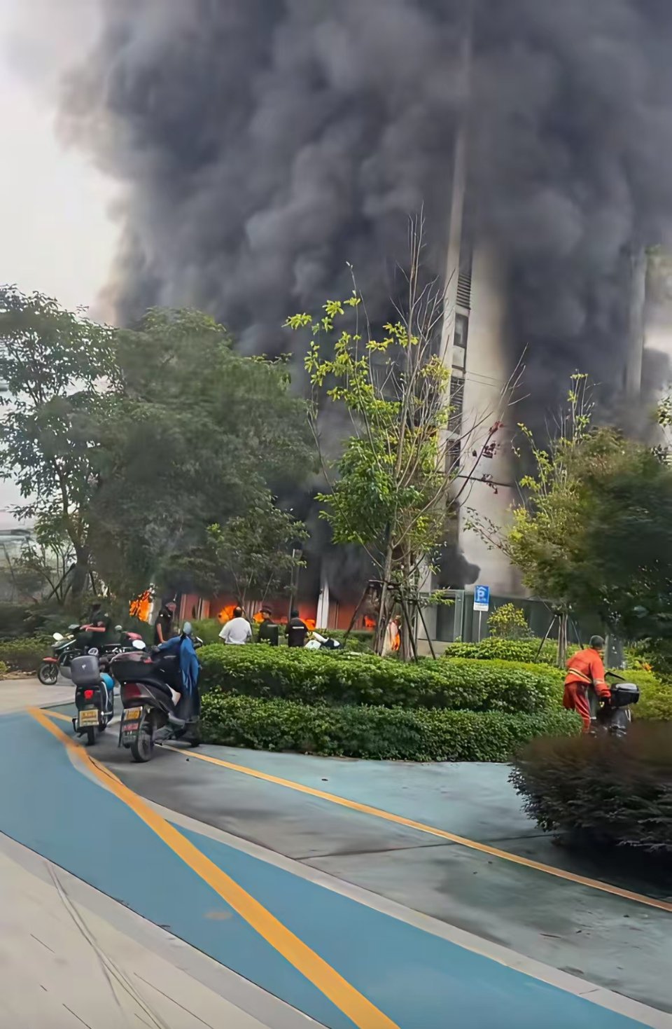 杭州西湖双云里小区架空层电动车着火，这就是我觉得很诡异的设计，楼房地下一层是放电