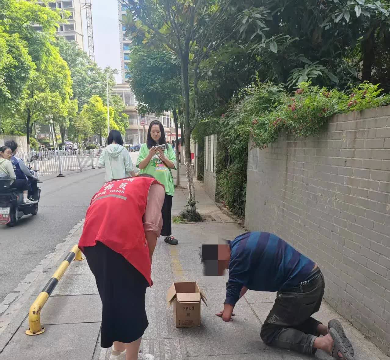 之前在路边也碰到过断手的小乞丐，当时心里就“咯噔”一下，怀疑是人贩子控制的。想起
