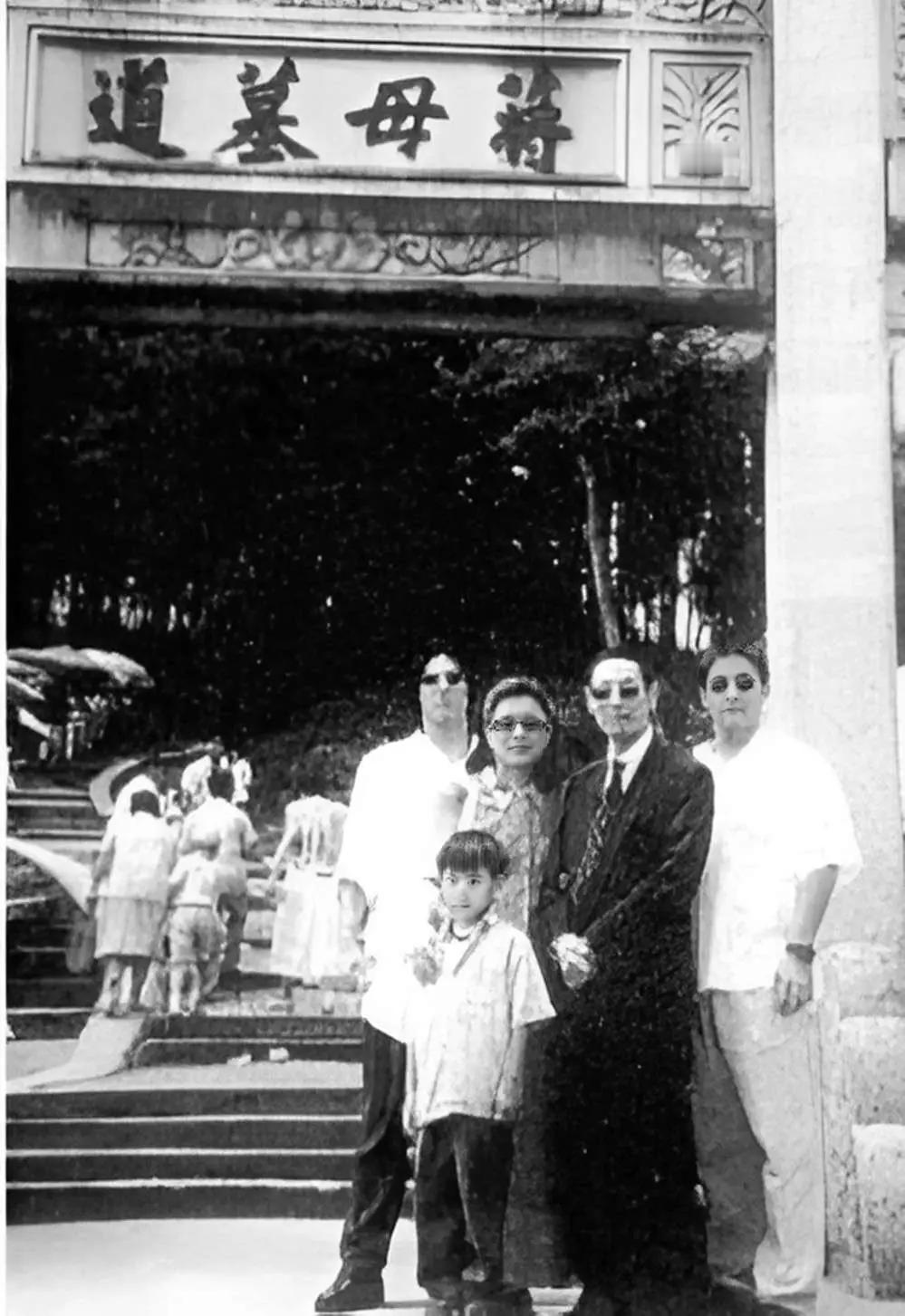 1975年蒋介石在台北病逝，灵柩被安放在桃园慈湖的一座小型宾馆内。但这并非陵墓，