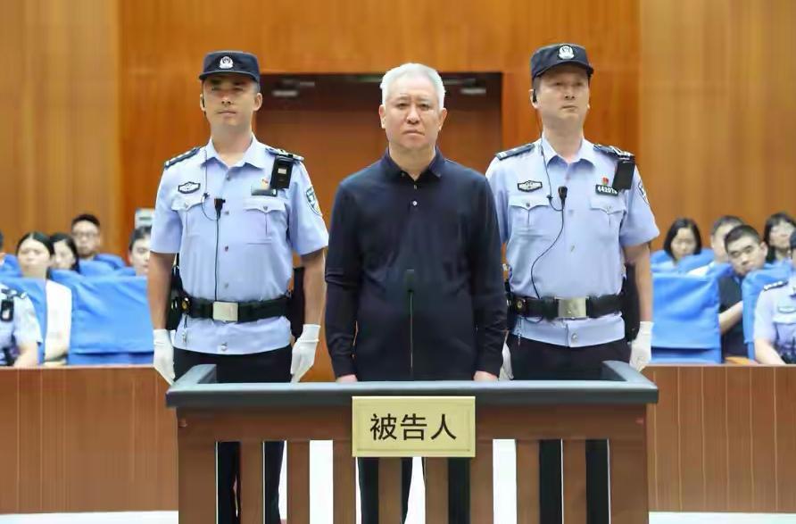 满头白发的许家印出庭，曾经无比的风光，真是令人非常的唏嘘！曾经的中国恒大是全