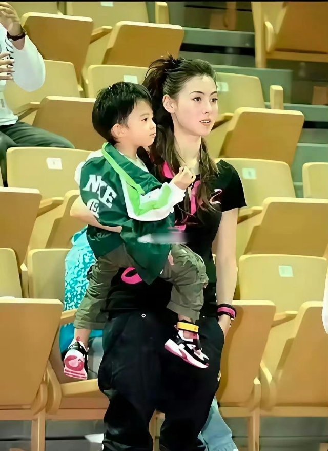 不懂老谢咋想的，这样的女神老婆为何要选择离婚？​​​