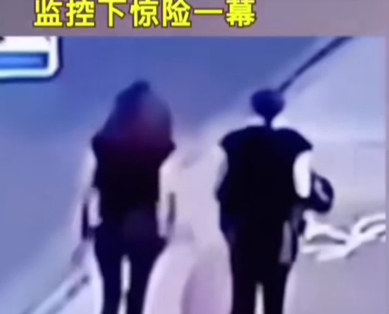 监控下的罪恶，监控拍下恐怖的一幕：两个女伴正一路并排走在人行通道上，正当一辆公交