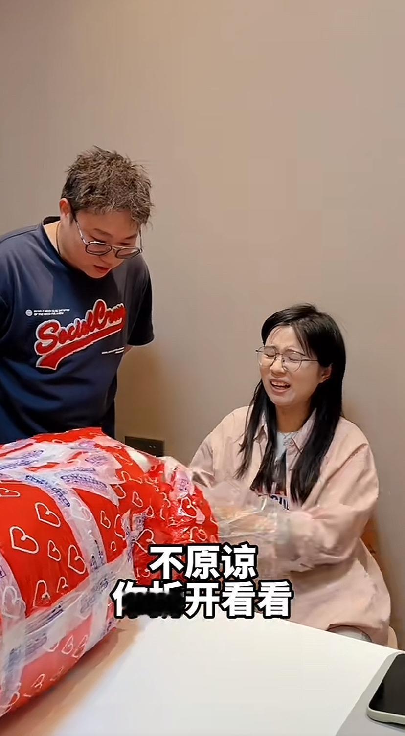 男女思维就是不一样，“都是洞”觉得大家喜欢嘟嘟和兜兜，就像明星一样把他们照片印在