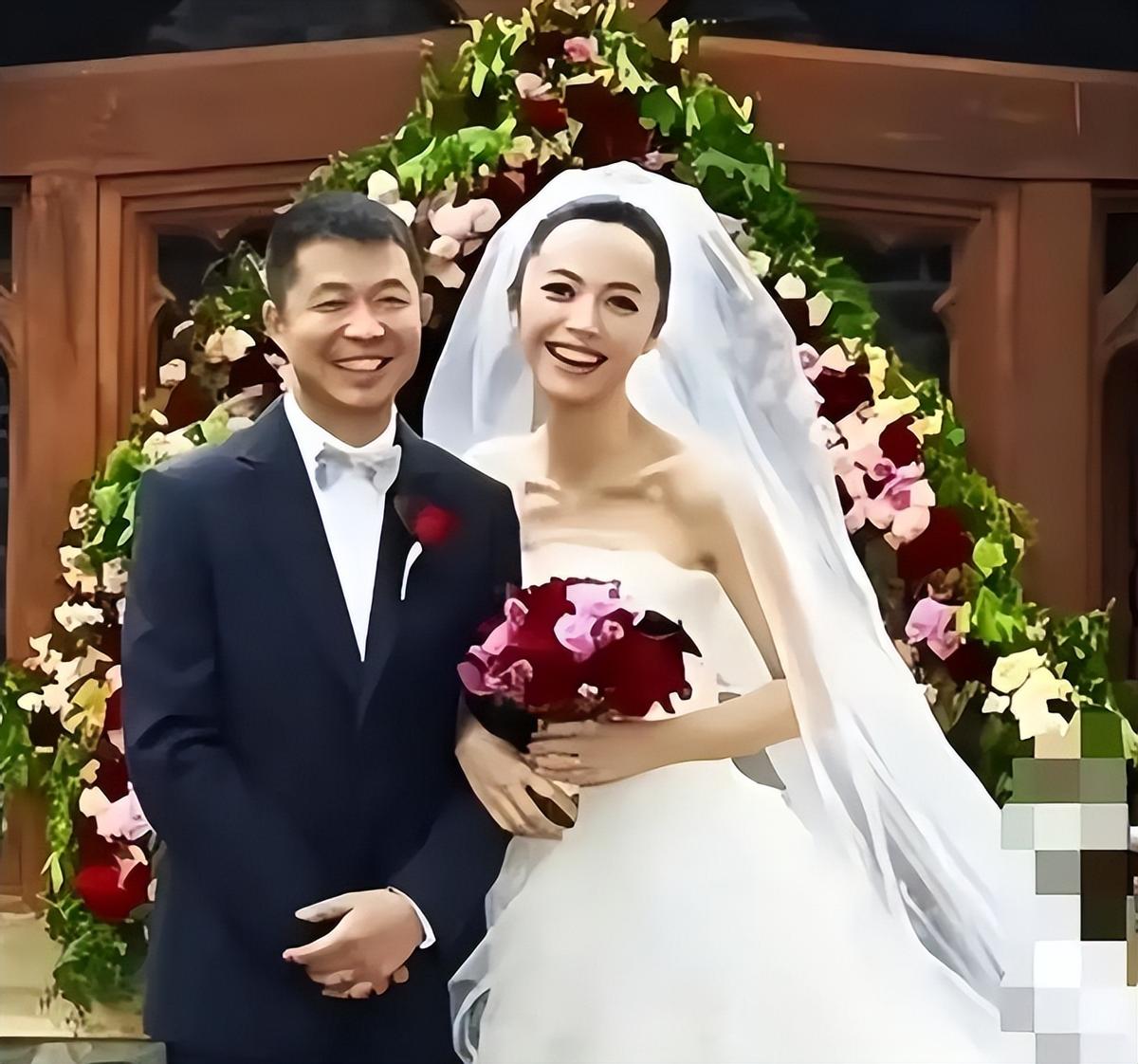 姚晨和第二任丈夫曹郁官宣离婚，14年婚姻走到尽头，原因成谜。娱乐圈里的爱情
