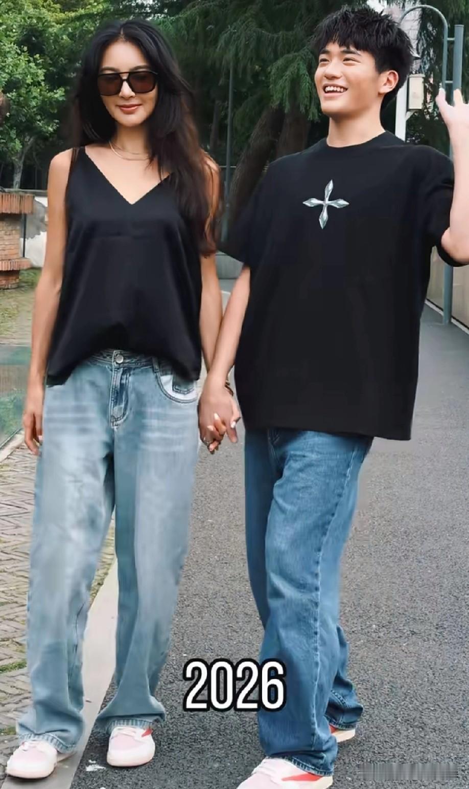 曹格前妻吴速玲分享复刻与儿子小时候照片，joe从小小一个已经长的比妈妈还高了，并
