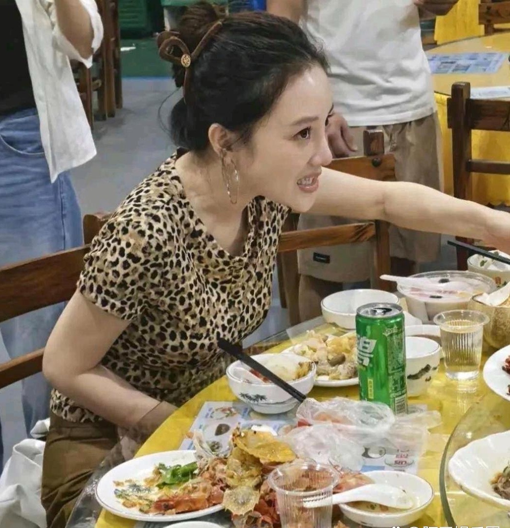 网友三亚饭店吃饭偶遇李小璐