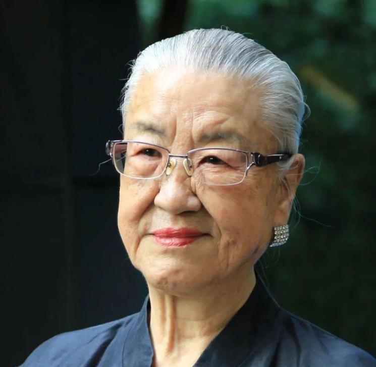 1986年，中央一条“高干子弟一律不准经商”，使得原国防部长耿飚的长女，一夜之间