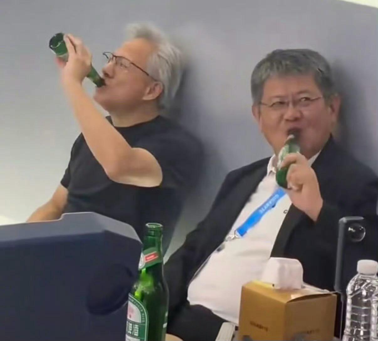 老黄是真的接地气啊。刚刚在北京吃完炸酱面和蜜桃四季春。现在又在台北电脑展上和