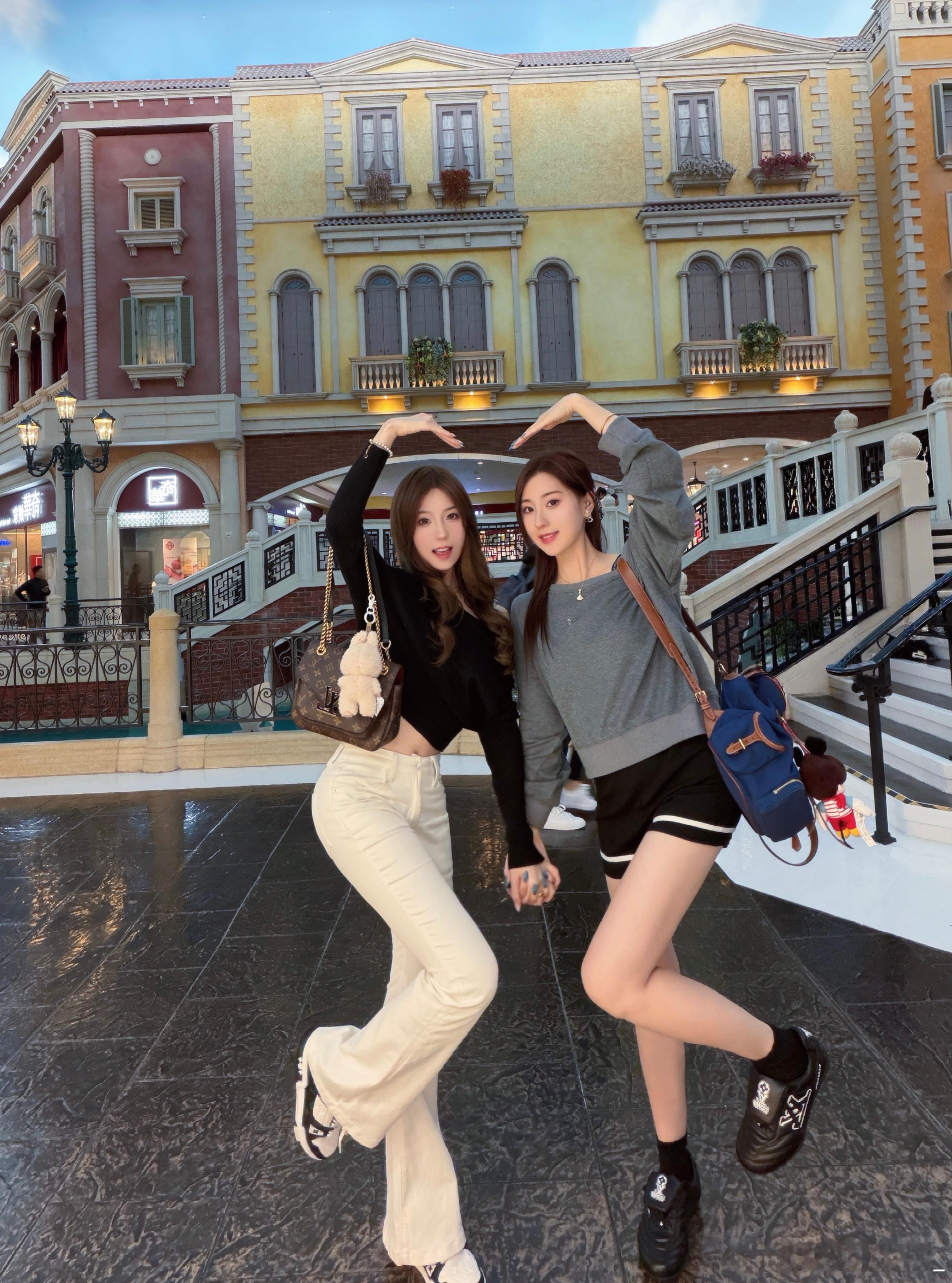 亲姐妹当然要贴贴啦👩🏻❤️💋👨🏻