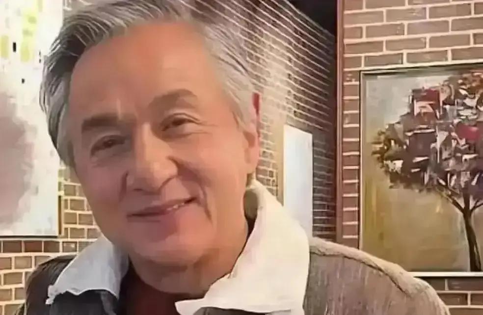 牛仔布剪碎那天，她烧掉了父亲名字清迈夜市灯影下，吴卓林把三箱匿名牛仔布剪成